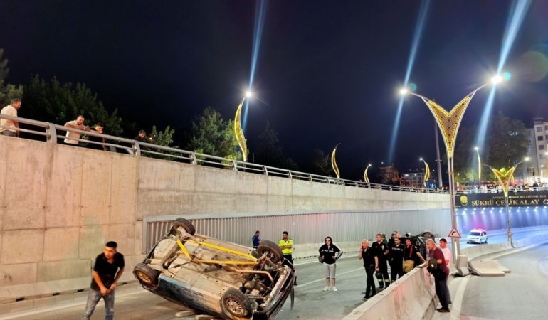 Afyonkarahisar'da alt geçitte iki otomobil çarpıştı: 4 yaralı