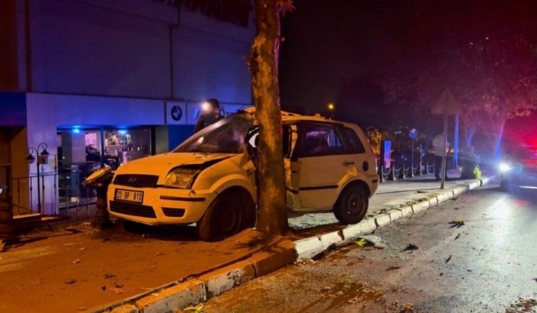 Kontrolden çıkan otomobil ağaca çarparak durabildi: 1 yaralı