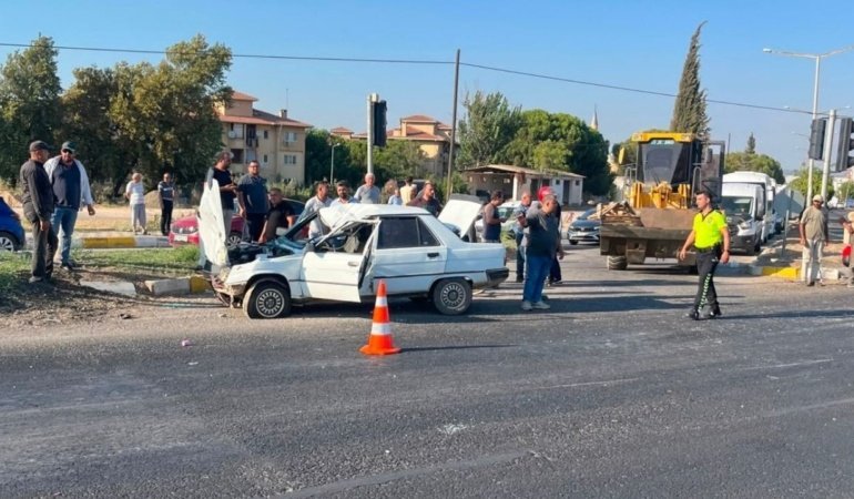 Manisa'da ışıklı kavşakta kaza: Otomobil ile motosiklet çarpıştı