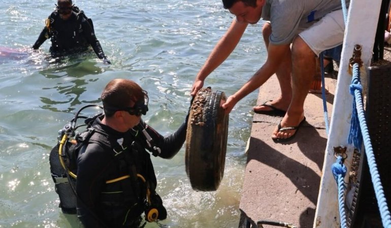 Torba’da deniz dibi temizliği: 75 kilogram atık çıkarıldı