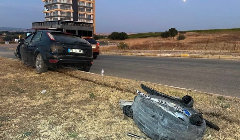 Uşak'ta refüje çıkan otomobilin sürücüsü ve eşi yaralandı