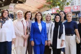 AK-Parti-Kadin-Kollari-Teskilati-Bayramyerinde-esnafi-ziyaret-etti-featured