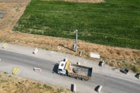 Afyonkarahisar039da-yola-konulan-beton-bariyerler-trafigi-kilitledi-featured