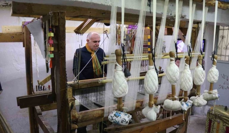 Asırlık el dokumacılığı ilmek ilmek gelecek kuşaklara aktarılıyor