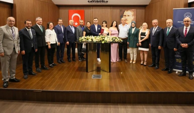 Bakan Göktaş, evlilik desteğinden yararlanan çiftin nikah şahidi oldu