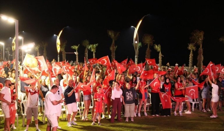 Başkan Hatice Gençay, şampiyonluk coşkusunu halkla yaşadı