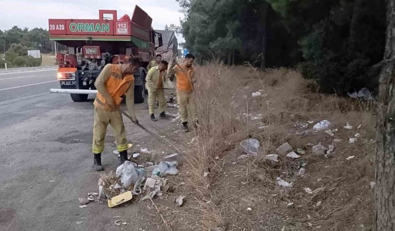Buldan’da yol kenarındaki çöpler ateş savaşçıları tarafından temizlendi