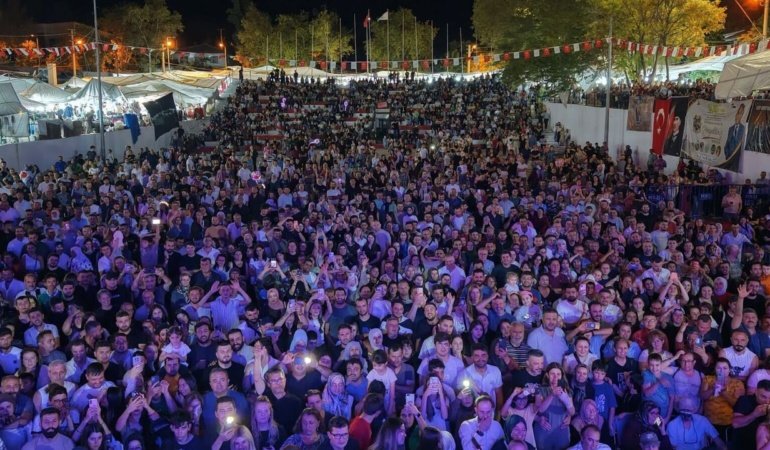 Çal’da festival coşkusu doruğa çıktı! Murat Kekilli geceye damga vurdu