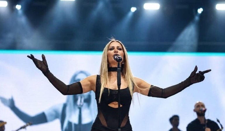 Çivril Elma Festivali’nin muhteşem finalini Derya Uluğ yaptı