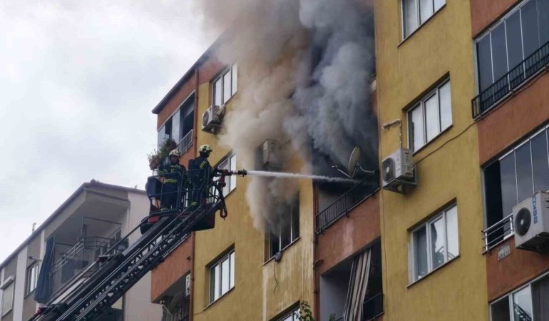Denizli’de dairede çıkan yangında 1’i yatalak 2 kişi dumandan etkilendi