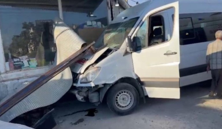 İşçi servisi dükkâna daldı! Çok sayıda yaralı var