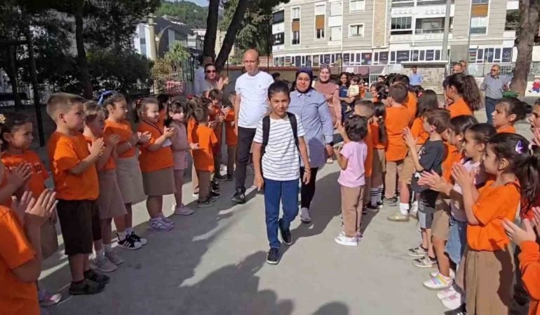 Lösemiyi yenen Talha, iki yıl sonra okulu ve arkadaşlarıyla buluştu