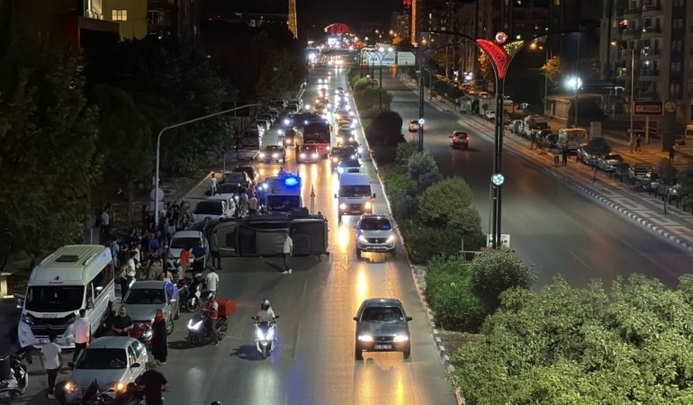 Manisa'da facianın eşiğinden dönüldü: Makas atan sürücü 5 araca çarpıp kaçtı