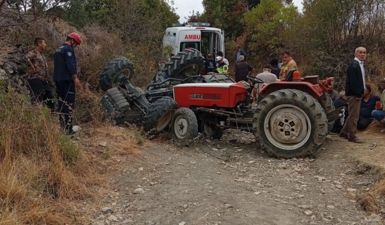 Manisa'da tarla yolunda devrilen traktör can aldı
