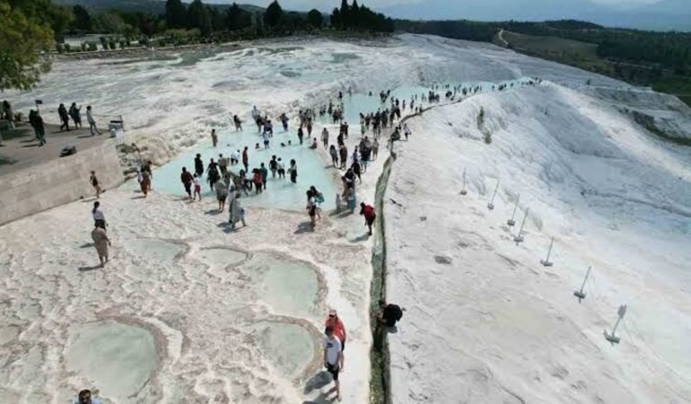 Pamukkale 2,3 milyon ziyaretçiyle Türkiye ikincisi oldu
