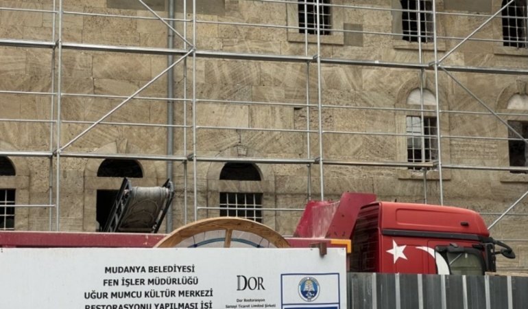 Tarihi binanın restorasyonunda feci kaza! İşçi kolunu iş makinesine kaptırdı