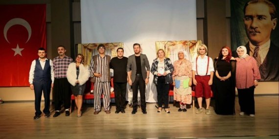 Tavasta-tiyatro-gecesine-yogun-ilgi-featured