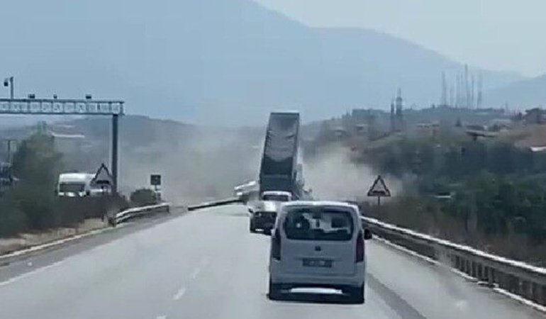 Tırın açık unutulan tırı dorsesi, EDS levhasını yerinden söktü