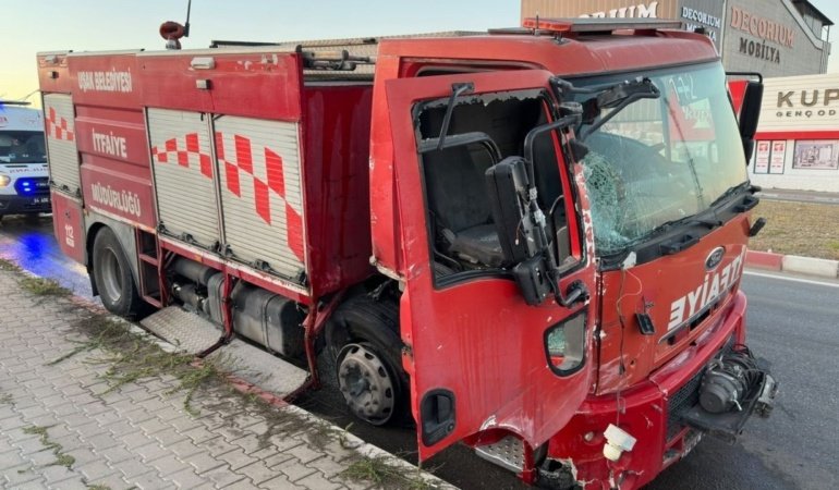 Uşak'ta can pazarı: Kazafa itfaiye aracı ile kamyon çarpıştı
