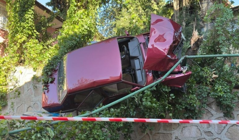Uşak'ta kontrolden çıkan otomobil korkuluklarda asılı kaldı