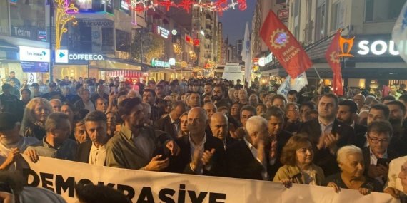 Izmir039de-ortak-yuruyuste-polis-ablukasi-Grup-yeniden-toplandi-featured
