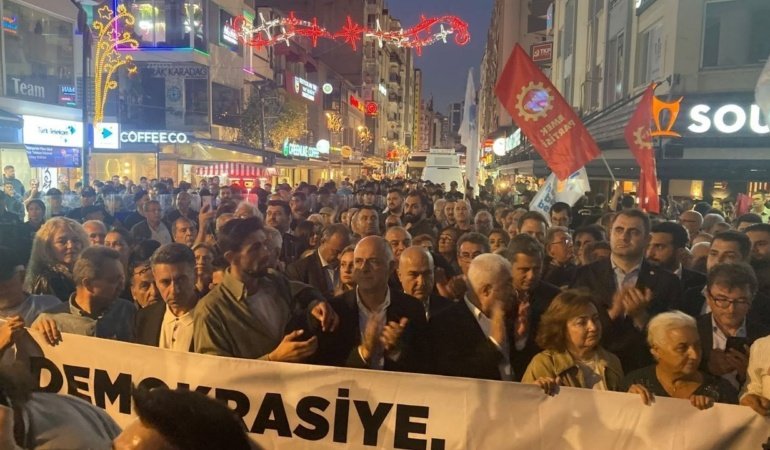 İzmir'de ortak yürüyüşte polis ablukası: Grup yeniden toplandı