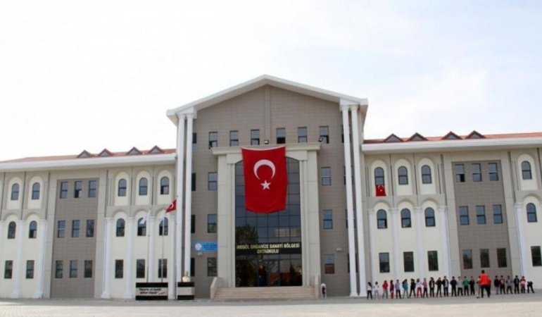 Ortaokulda hareketli dakikalar: Belinde tabancayla müdürün odasına girdi