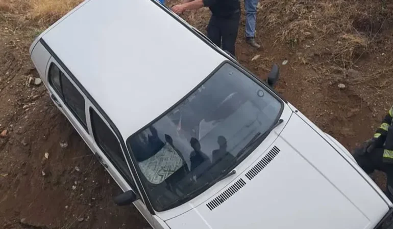 Su doldururken kendi aracının altında ezildi