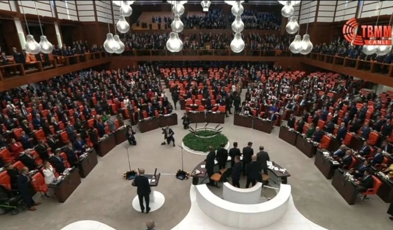 TBMM'de Erdoğan protestosu! YENİ Partili vekiller salonu terk etti